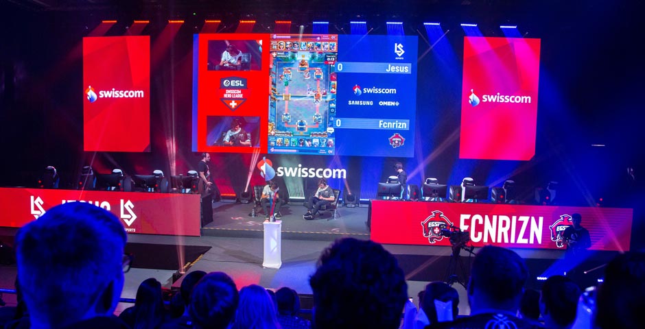 Ein staunendes Publikum schaut den Spielern am HeroFest in Bern beim Gamen zu 
