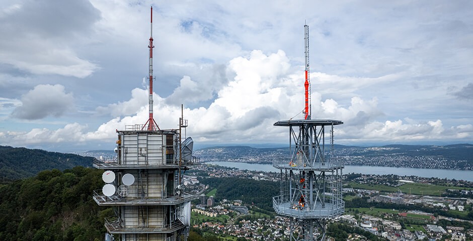 Zwei Türme von Swisscom Broadcast