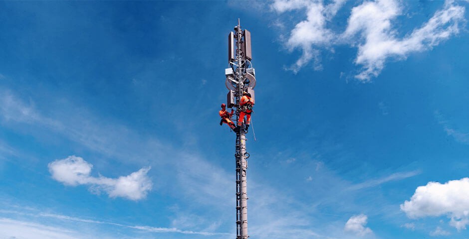 deux installateurs installant une antenne 5G