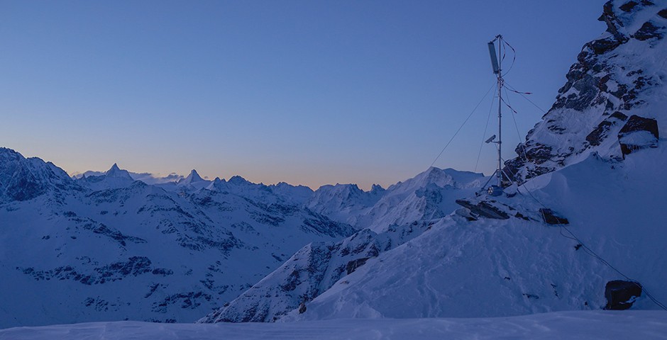 L’immagine mostra le attrezzature tecniche di Swisscom in alta montagna.