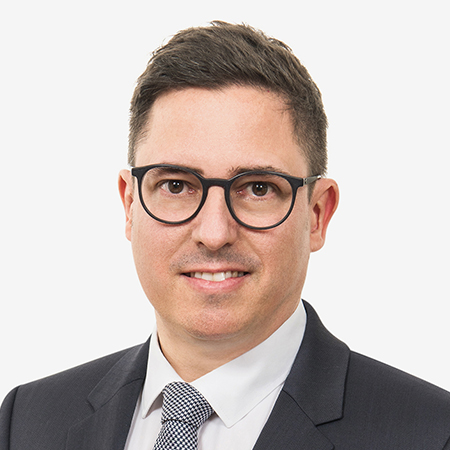 Portrait d’Oliver Cester avec lunettes et cravate grise