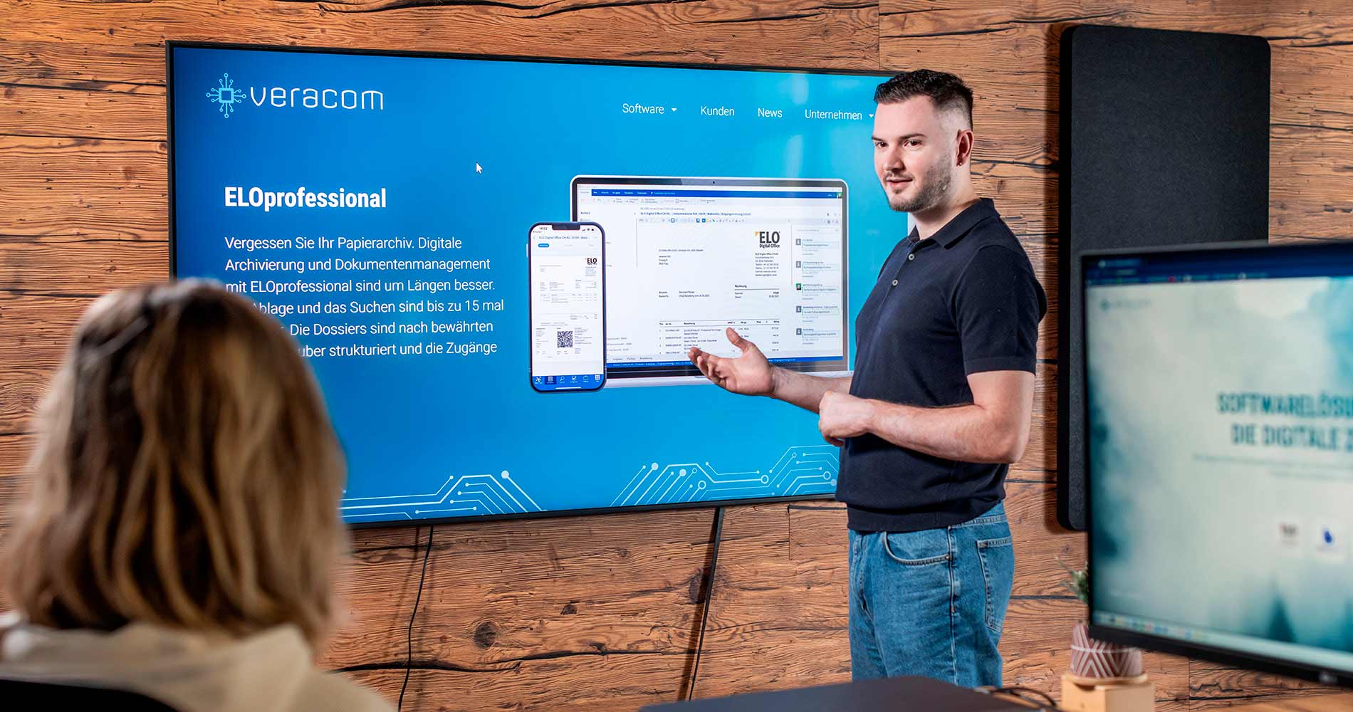 A veracom employee presents the ELO professional software solution to a customer on screen.
