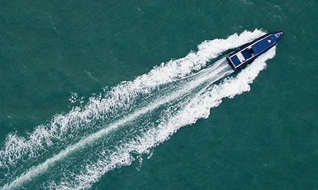 Ein Motorboot fährt durch das Meer.