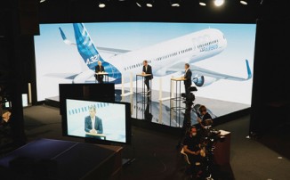 Moderatoren bei Ansprache bei grossem Event 