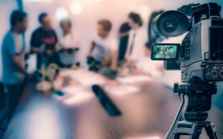 Video Kamera filmt Personen am Tisch
