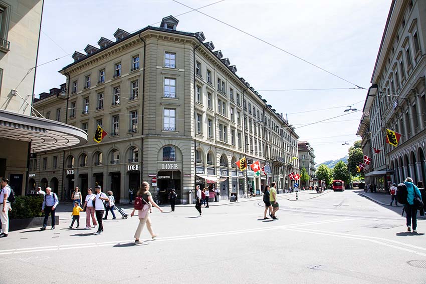 Le grand magasin Loeb de la Schauplatzgasse à Berne, avec des personnes au premier plan. 