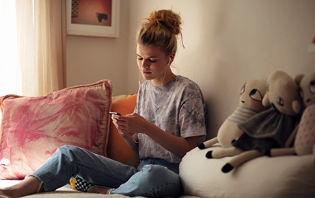 Una donna digita sullo smartphone