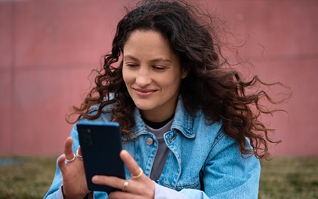 Frau tippt auf Smartphone
