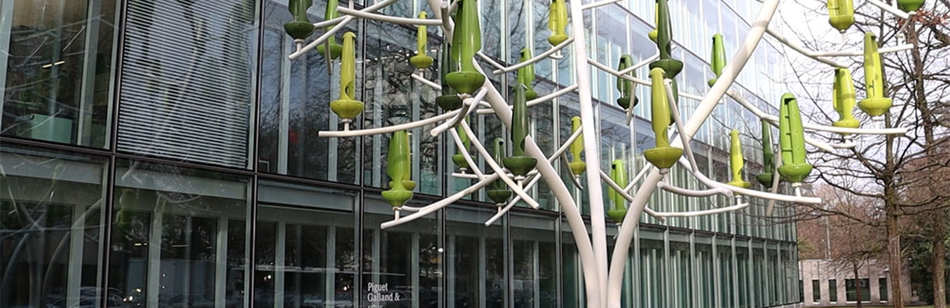 Der Arbre à Vent vor dem Hauptsitz von Piguet Galland. Es handelt sich um eine biomimetische Windenergieanlage des Designers Claudio Colucci. Die Blätter des Baumes nutzen die Energie des Windes, um Strom zu erzeugen.